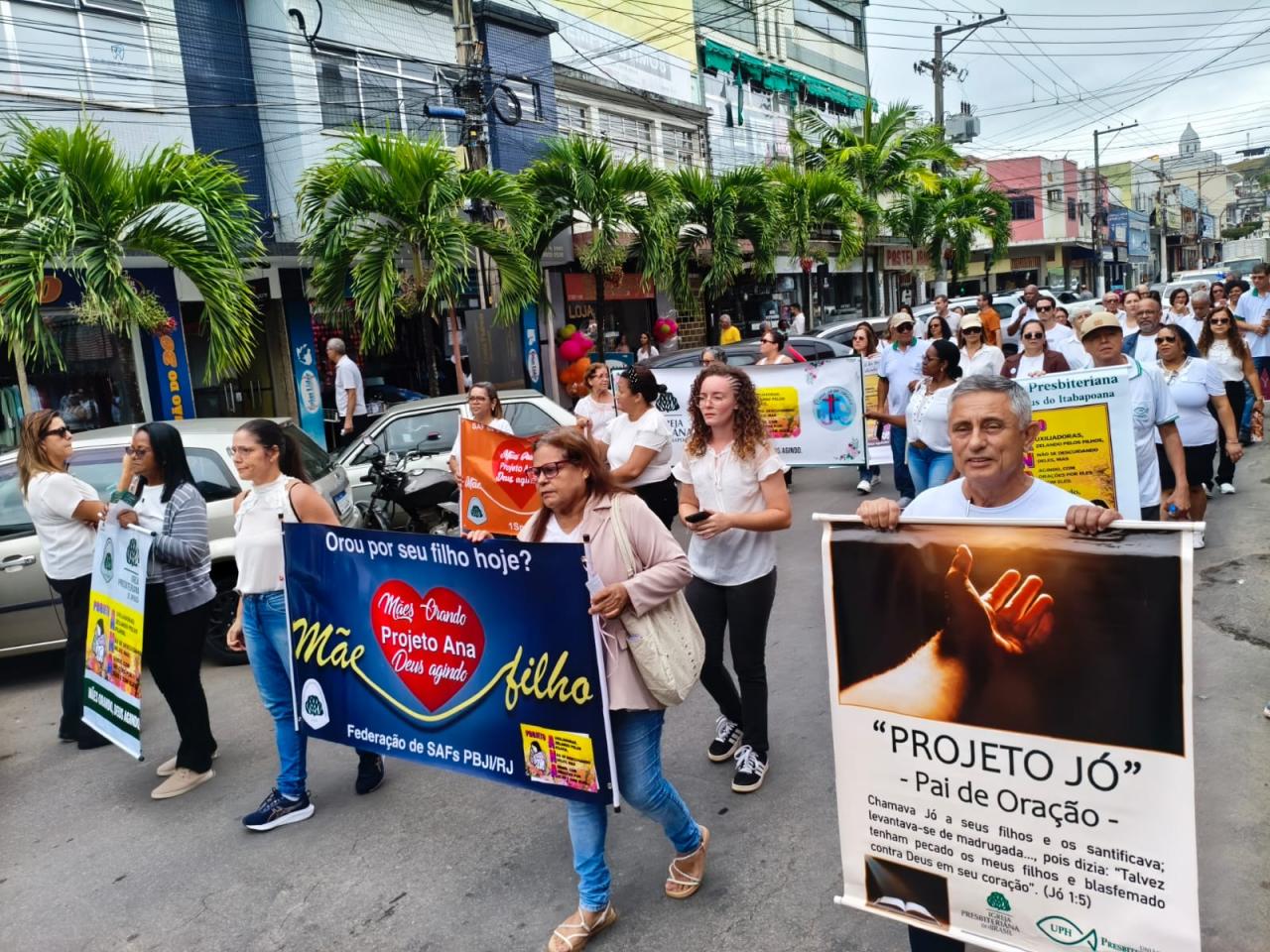 Homens e Mulheres promovem evangelismo em Bom Jesus do Itabapoana
